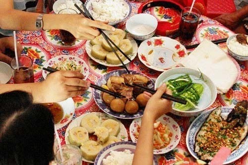 Có thể uống nước chanh trước, sau những bữa ăn nhiều năng lượng