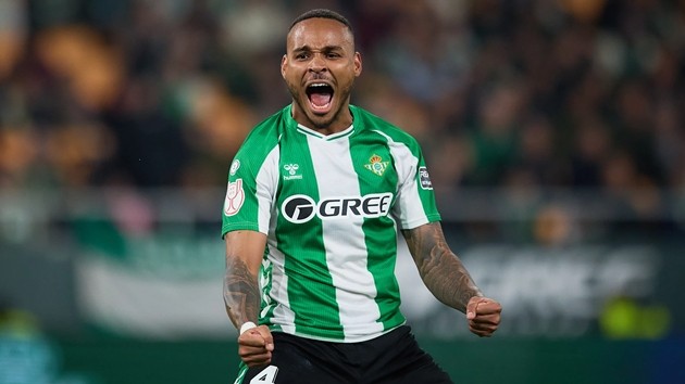 Chelsea theo đuổi Natan.