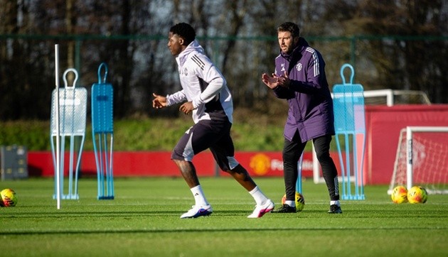 Carrick thích thú khi xem Mainoo thi đấu.