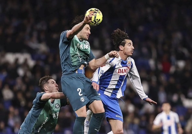 Garces (số 2) tỏa sáng trong ngày tái xuất Alaves.