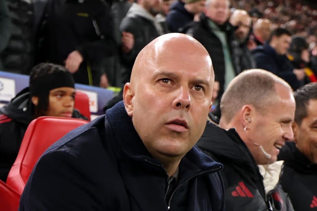 Arne Slot bức xúc về việc truyền thông bỏ qua khoản thu nhập từ bán cầu thủ của Liverpool.