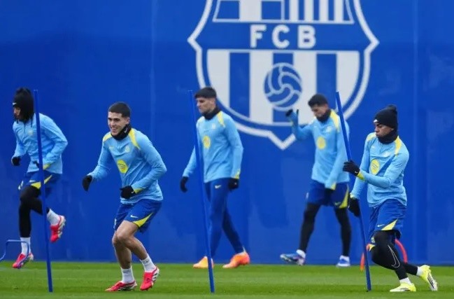 Các cầu thủ Barca tập luyện trước thềm trận đấu.