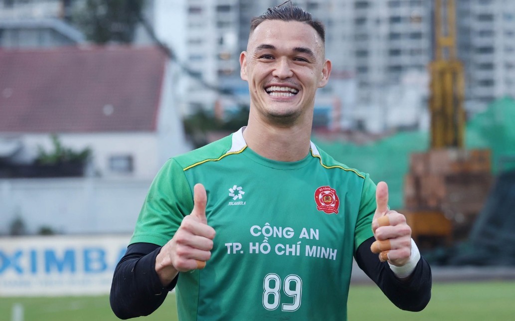 Patrik Lê Giang bày tỏ niềm vui khi trở thành công dân Việt Nam. Ảnh: CLB CA TPHCM.