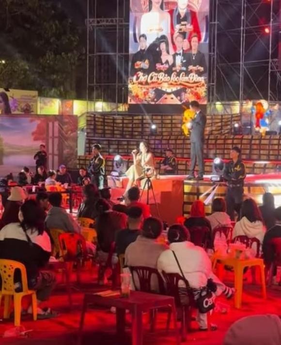 Nam Em lại khóc nức nở khi đi hát