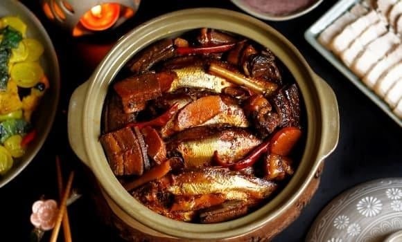 Về cách chế biến, cá mòi kho vẫn là món phổ biến và dễ ăn nhất.