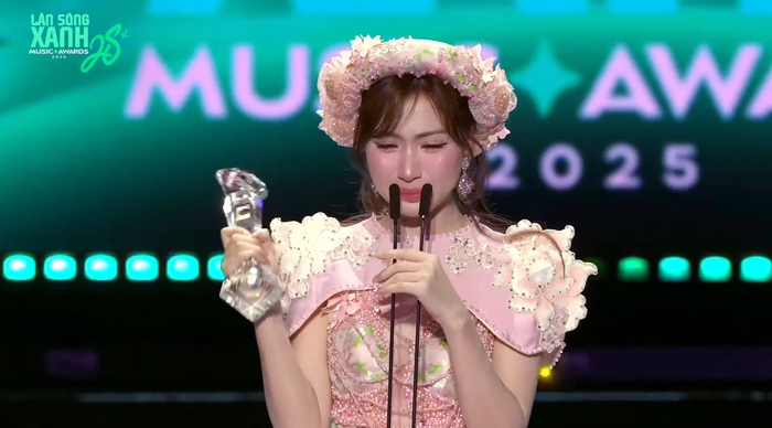 Nữ ca sĩ bật khóc và gửi lời nhắn nhủ đầy yêu thương đến con trai: “Bo ơi, mẹ làm được rồi”. 