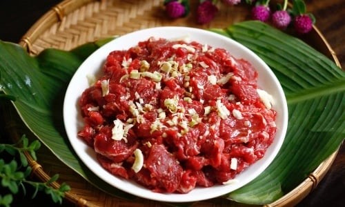 Dù có ướp đúng cách nhưng thái sai, thịt vẫn dễ dai. Khi thái ngang thớ, bạn đang cắt đứt các sợi cơ dài, giúp thịt mềm hơn nhiều sau khi nấu. Đây là nguyên tắc bắt buộc nếu muốn thịt bò mềm.