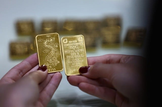 Sáng 1.2, giá vàng miếng SJC tại Công ty Vàng bạc Đá quý Sài Gòn được niêm yết ở mức 169 triệu đồng/lượng mua vào và 172 triệu đồng/lượng bán ra, giảm 2,3 triệu đồng so với cuối tuần trước.
