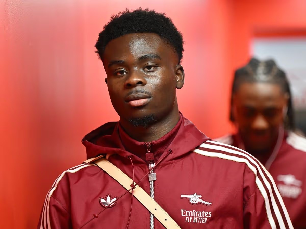 Bukayo Saka buộc phải rút lui khỏi trận gặp Leeds United vì chấn thương.