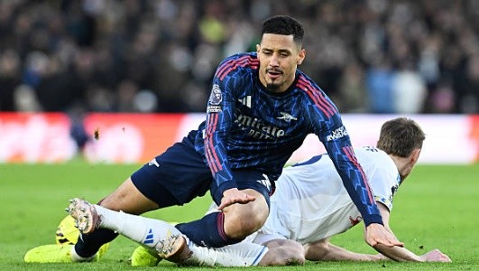 William Saliba (7.7 điểm): Sự điềm tĩnh của Saliba là chìa khóa giúp hàng thủ Arsenal đứng vững trước những nỗ lực phản công của Leeds. Anh không chỉ hoàn thành xuất sắc nhiệm vụ phòng ngự với những pha cắt bóng thông minh mà còn thường xuyên thực hiện các tình huống kéo bóng lên phía trước để mở ra các đợt tấn công cho đội nhà.