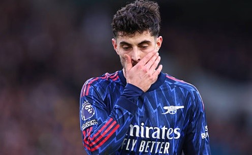 Kai Havertz (6.9 điểm): Havertz chơi như một tiền đạo ảo, thường xuyên lùi sâu để kết nối các tuyến. Sự hiện diện về mặt thể hình của anh giúp Arsenal có thêm phương án chơi bóng trực diện khi cần thiết. Dù không trực tiếp ghi bàn, nhưng khả năng chạy chỗ không bóng của anh đã mở ra nhiều không gian cho các đồng đội.