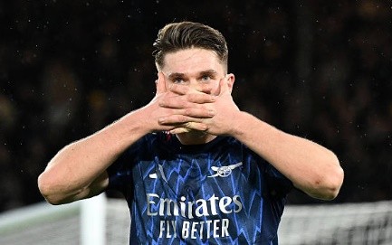 Viktor Gyokeres (7.7 điểm): Dù bỏ lỡ một vài cơ hội đáng tiếc đầu hiệp hai, tiền đạo người Thụy Điển đã kịp thời lên tiếng với bàn thắng nâng tỷ số lên 3-0 sau pha chọn vị trí thông minh. Khả năng tì đè và gây áp lực liên tục của Gyokeres khiến các trung vệ Leeds luôn trong tình trạng báo động.