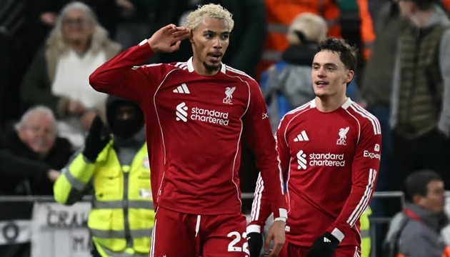 Ekitike tỏa sáng rực rỡ.