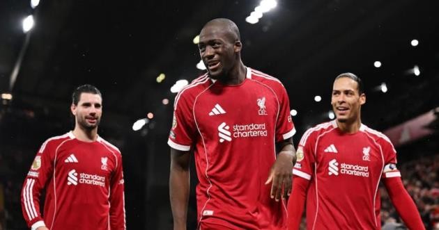 Konate xúc động sau bàn thắng vào lưới Newcastle.