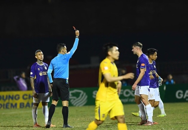 Hùng Dũng nhận thẻ đỏ và phải rời sân cuối hiệp một. Ảnh: Bongdaplus