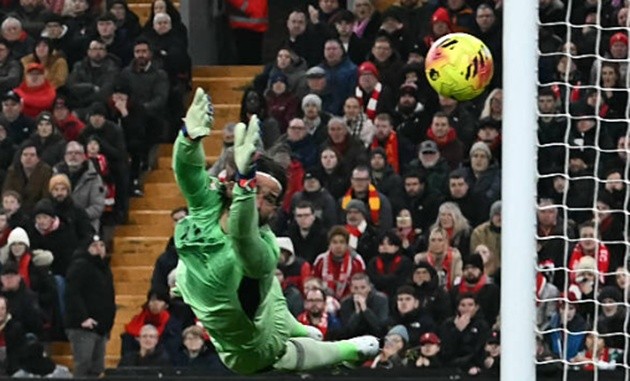 Alisson Becker (7.3): Thủ thành người Brazil tiếp tục chứng minh vì sao anh nằm trong top những người gác đền hay nhất thế giới. Alisson đã có những pha cứu thua xuất sắc, giữ lại hy vọng cho Liverpool khi hàng thủ chệch choạc.