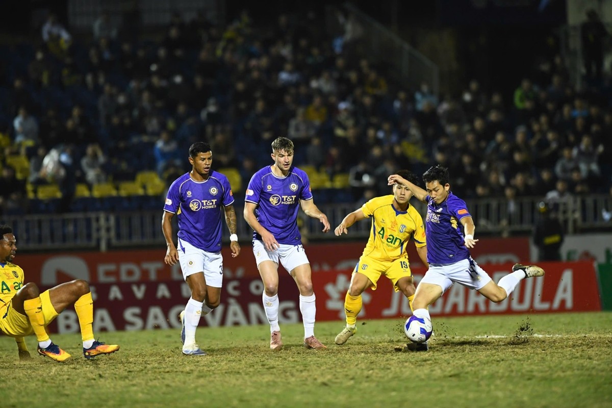 Hà Nội FC áp đảo SLNA ngay trên sân Vinh. Ảnh: VPF.