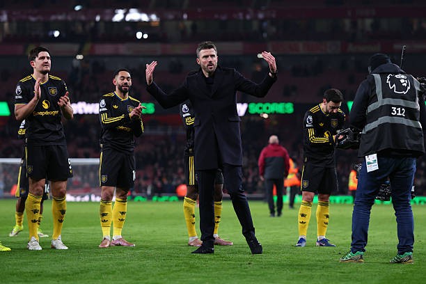 Michael Carrick thôi thúc tinh thần chiến đấu của các cầu thủ Man United.