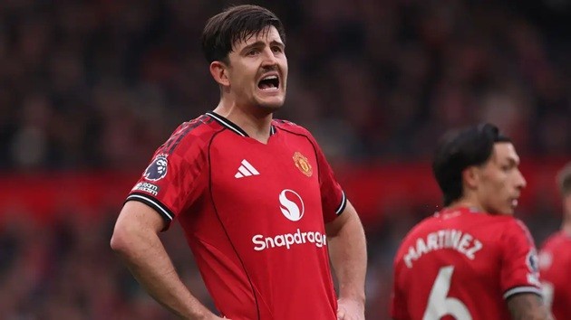 Harry Maguire (5/10): Chắn bóng tốt trong vòng cấm và chiến thắng một vài pha không chiến khi tham gia tấn công. Tuy nhiên, anh lại là người phạm lỗi dẫn đến quả phạt đền sau khi suýt chút nữa đốt lưới nhà do phán đoán sai điểm rơi của bóng.