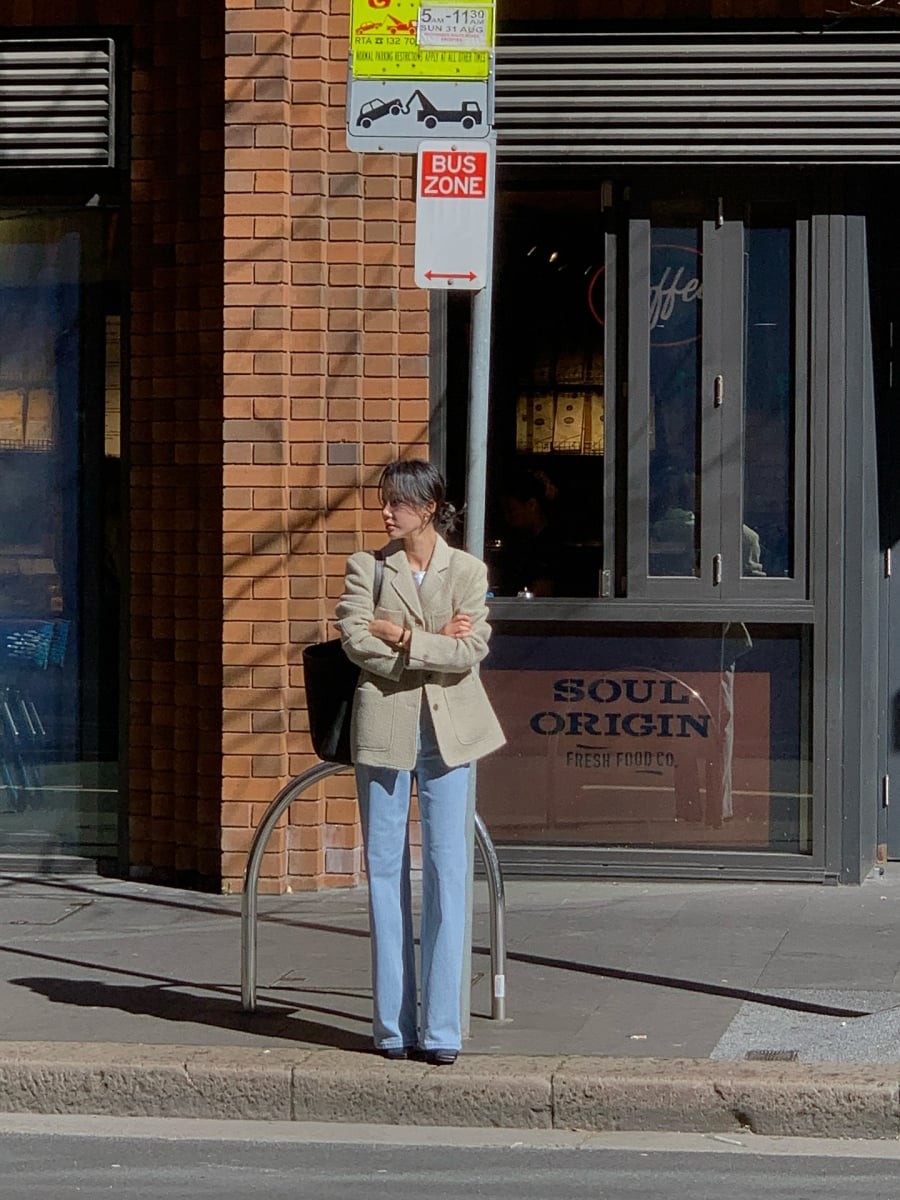  Jeans xanh có thể phối cùng áo len mỏng để tạo cảm giác trẻ trung, kết hợp blazer cho những dịp cần chỉn chu, hoặc khoác trench coat là đã có ngay set đồ du xuân hoàn chỉnh.