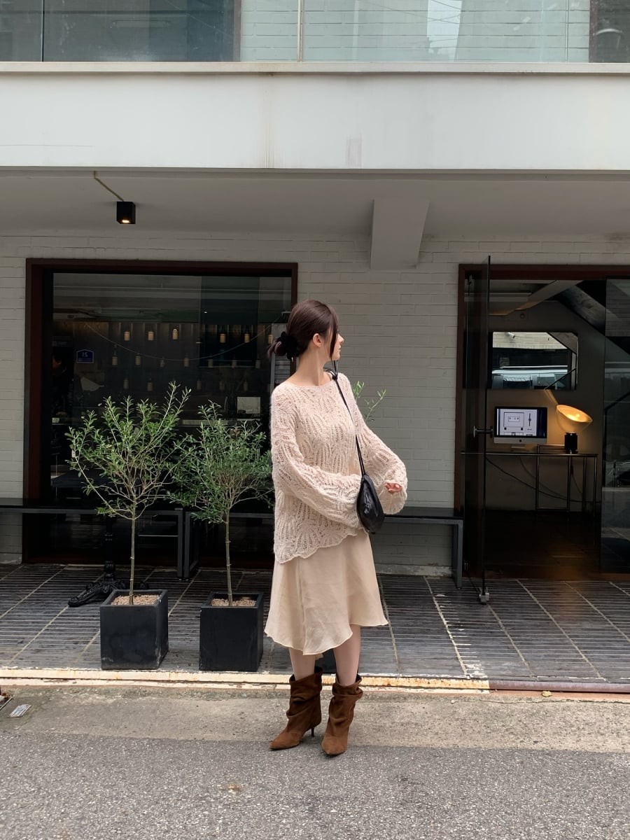 Những thiết kế cổ tròn, cổ tim hay cổ lọ thấp với form vừa người rất dễ ứng dụng.