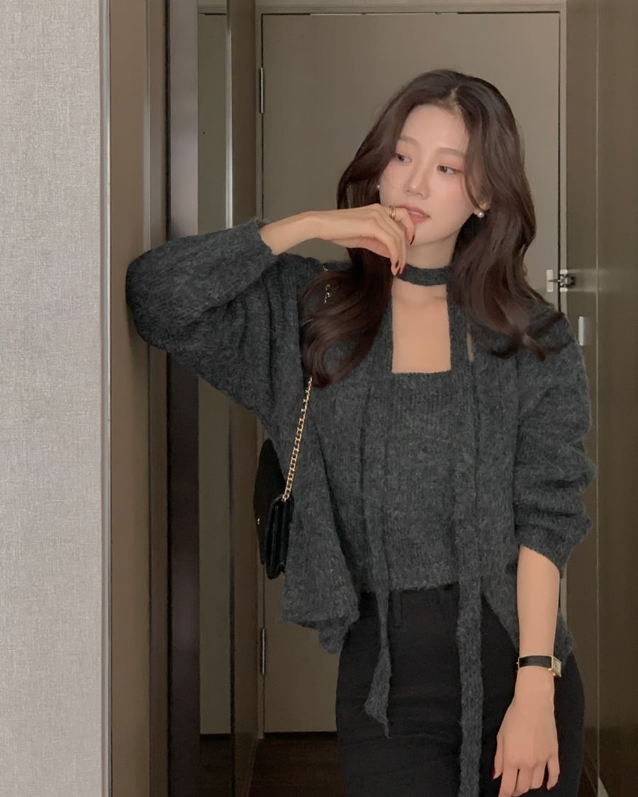 Quần đen dễ phối và phù hợp với nhiều kiểu cardigan khác nhau, từ dáng ôm gọn gàng đến form rộng thoải mái.