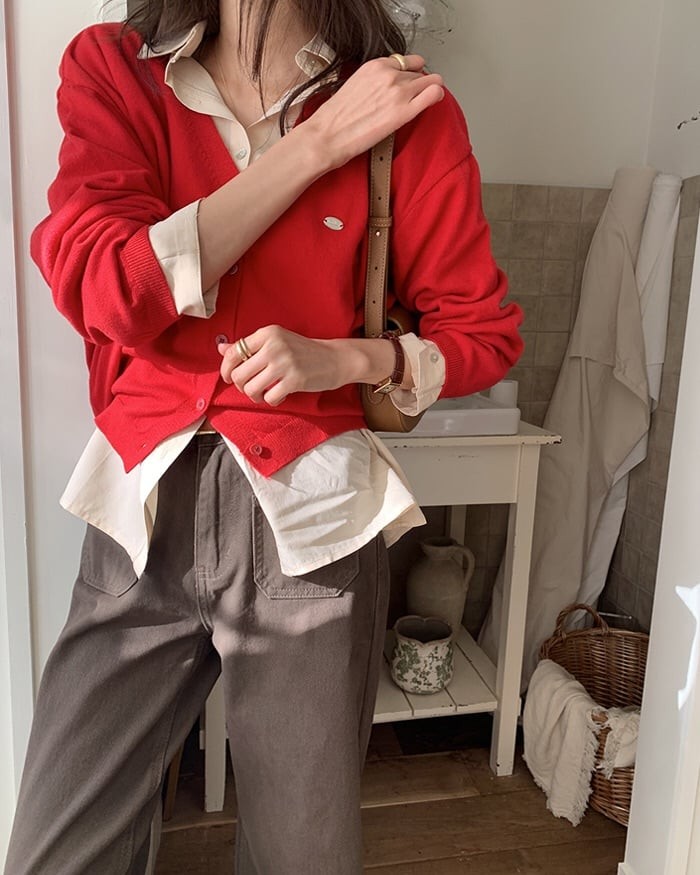 Phối cardigan cùng quần ống rộng tông nâu mang đến cảm giác ấm áp, hiện đại và có chút cổ điển.