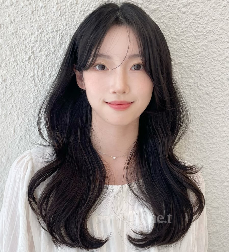 Độ xoăn vừa phải cũng giúp kiểu tóc này dễ ứng dụng và ít rủi ro.