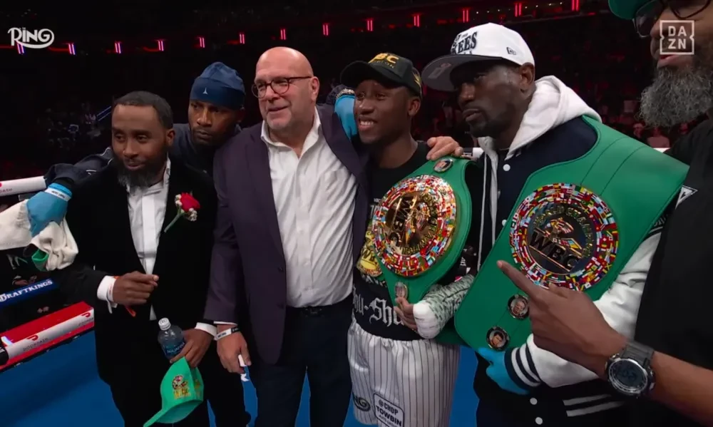 Bruce Carrington ăn mừng chiến thắng với chiếc đai WBC.