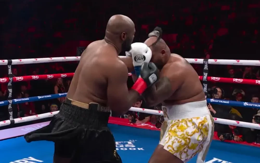 Jarrell Miller bị Kingsley Ibeh đấm bay tóc giả