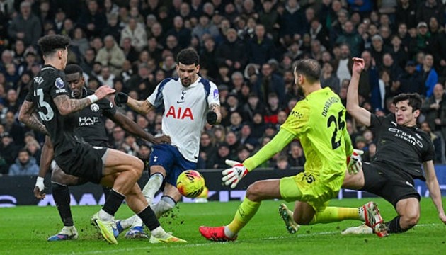 Solanke rút ngắn cách biệt từ tình huống nỗ lực dứt điểm.