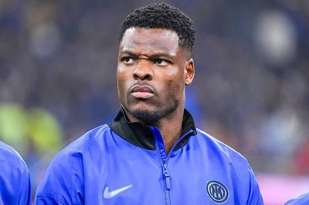 Liverpool quan tâm Denzel Dumfries.