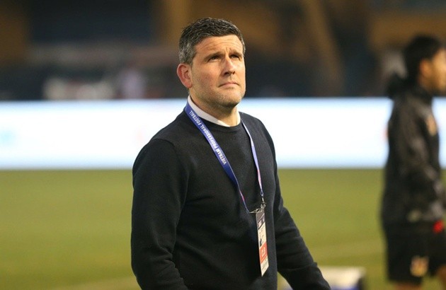 HLV Gerard Albadalejo nổi giận với trọng tài Malaysia sau trận thua của Ninh Bình. Ảnh: VTC News