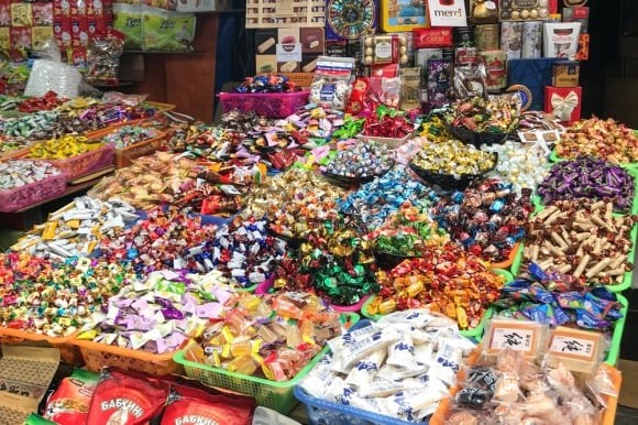 Bánh kẹo và các loại hạt như đậu phộng, hạt dưa, mắc ca, hạt dẻ cười… luôn là món không thể thiếu trong mâm tiếp khách ngày Tết.