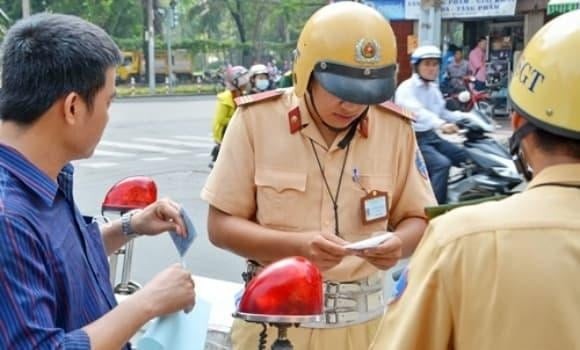 Nghị định 336/2025 quy định phạt tiền từ 3–5 triệu đồng đối với hành vi sử dụng xe ô tô chở từ 8 chỗ ngồi trở lên (không kể chỗ lái xe), hoặc xe đã được cải tạo từ loại trên 8 chỗ xuống, để kinh doanh taxi trái phép.

