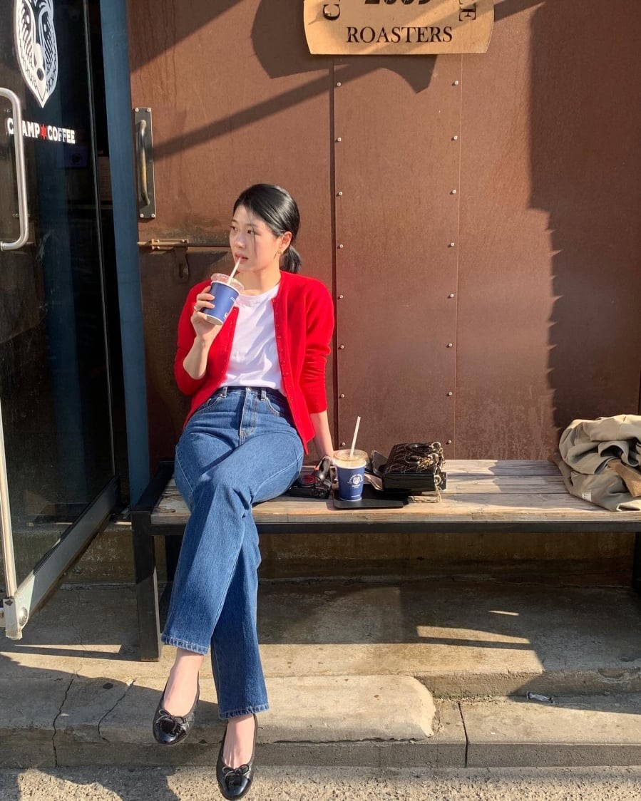  Phom giày được điều chỉnh gọn gàng, phần mũi hơi thuôn giúp đôi chân trông thanh thoát hơn mà không gây cảm giác chật chội.