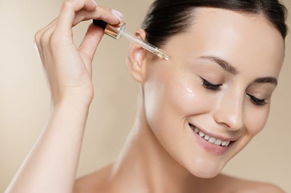 Các serum dành cho da lão hóa thường xoay quanh những nhóm thành phần đã được nghiên cứu kỹ lưỡng.