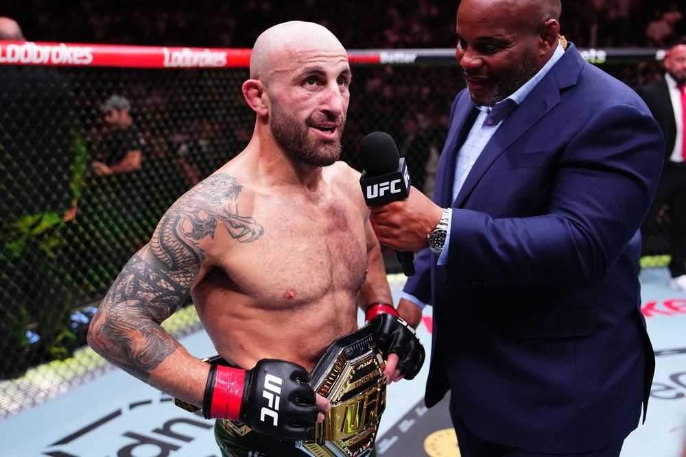 Alexander Volkanovski ăn mừng sau chiến thắng trước Diego Lopes tại UFC 325