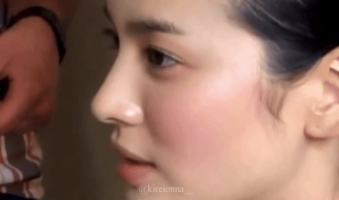 Không cần đến các hiệu ứng chỉnh sửa hay filter cầu kỳ, visual của mỹ nhân sinh năm 1981 vẫn gây ấn tượng mạnh với làn da sáng mịn, đường nét hài hòa