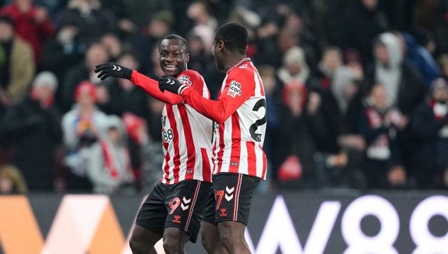 Sunderland thắng thuyết phục Burnley.