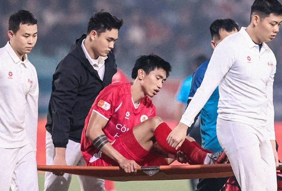 Văn Hậu dính chấn thương trong trận gặp Ninh Bình.