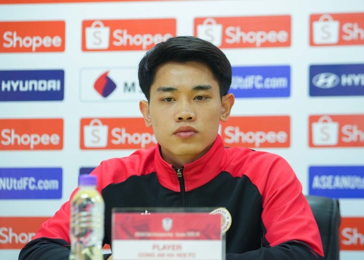 Nguyễn Đình Bắc trong phòng họp báo một ngày trước trận đấu với Tampines Rovers. Ảnh: VFF.