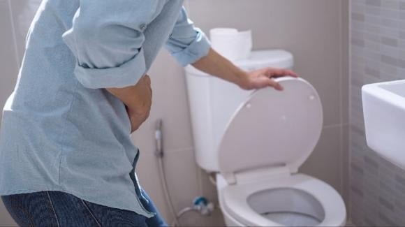 Ngoài ra, nước tiểu có nhiều bọt, màu sẫm hơn bình thường cũng là những dấu hiệu đáng lưu ý. 