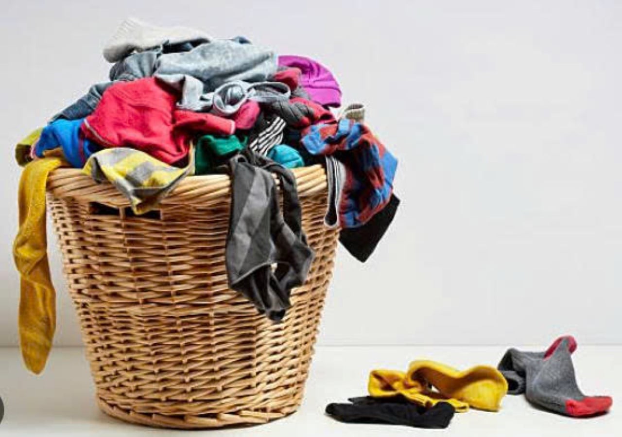 Giỏ đồ bẩn để ngay lối đi. (Ảnh minh họa)