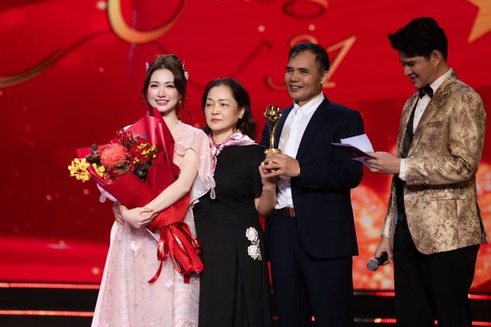 Hoà Minzy thanh minh về khoảnh khắc mời bố mẹ cùng lên sân khấu nhận giải  