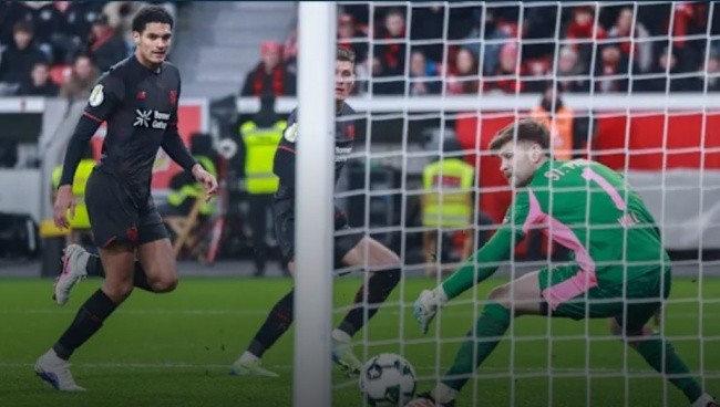 Patrik Schick ghi bàn cho Leverkusen.