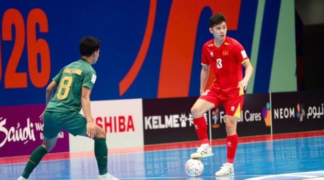 ĐT futsal Việt Nam (áo đỏ) thua tiếc nuối Indonesia.