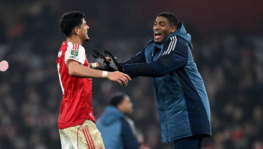 Piero Hincapie - 6 điểm: Ra quyết định thiếu chính xác ở cả hai đầu sân. Đôi khi chắc chắn trong tranh chấp nhưng đôi lúc lại quá nôn nóng. Vội vàng trong các đường chuyền ở 1/3 cuối sân, dù cú sút uy lực của anh đã buộc Sanchez phải trổ tài cứu thua.