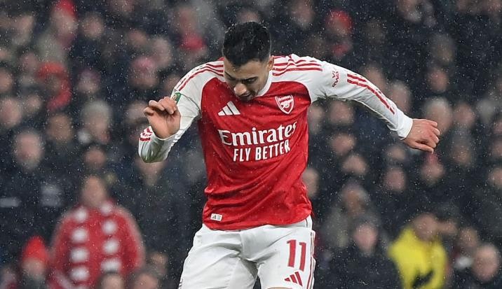 Gabriel Martinelli - 8 điểm: Tốc độ di chuyển ra sau lưng hàng thủ dâng cao của Chelsea là cực kỳ quan trọng. Không ngừng thực hiện những pha chạy chỗ và bền bỉ lùi về hỗ trợ phòng ngự. Dù dứt điểm hỏng ăn trong hiệp một khi đối mặt thủ môn nhưng anh vẫn là mũi nhọn nguy hiểm nhất của Arsenal.