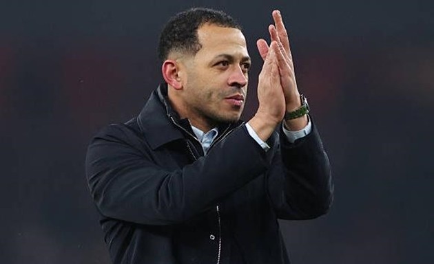 Liam Rosenior đáp trả chỉ trích sau trận thua của Chelsea.